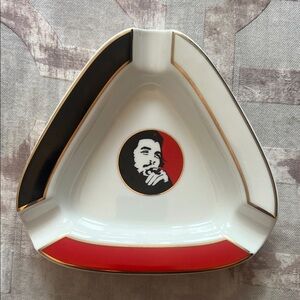 Che Guevara Ceramic Cigar Ashtray 3 slots 
Triangular Ceramic